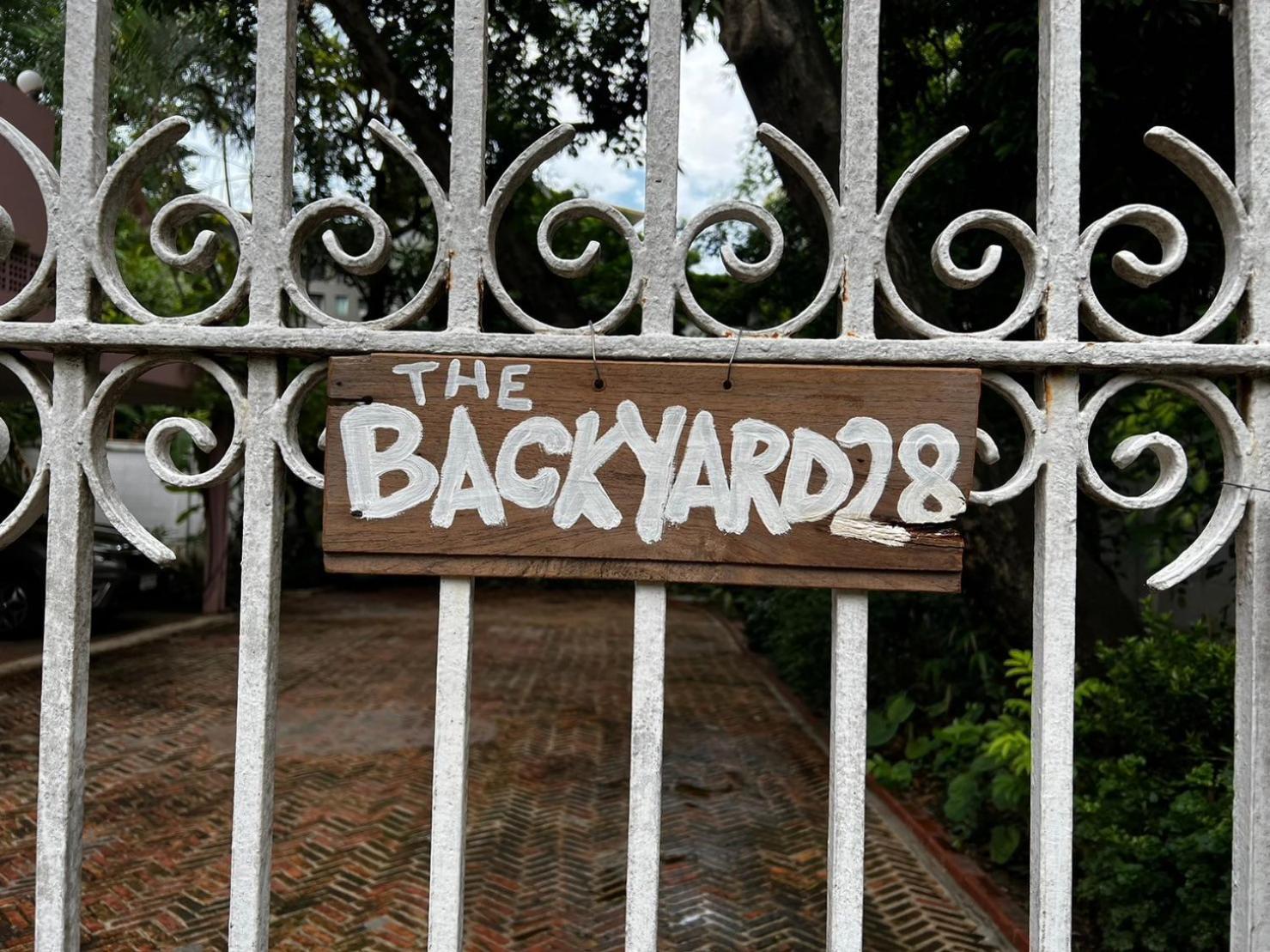 The Backyard 28 Villa Банкок Екстериор снимка