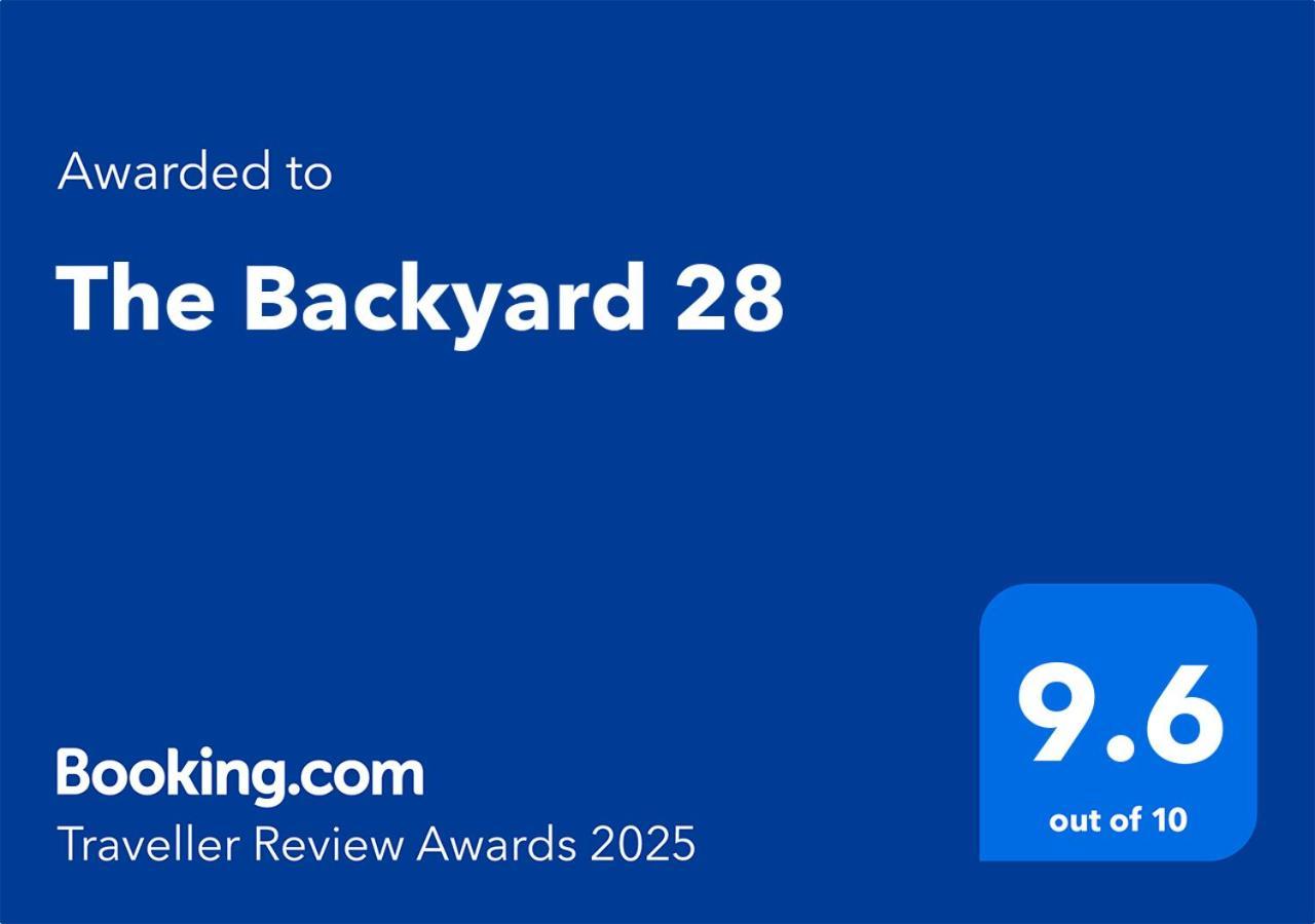 The Backyard 28 Villa Банкок Екстериор снимка